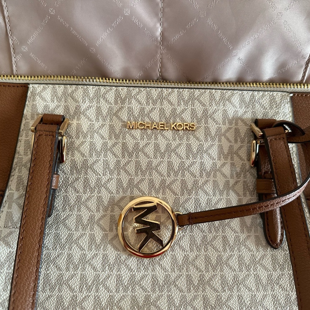 Michael Kors Tan and White Tote Bag - Picture 2 of 15